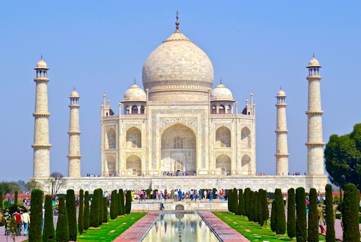 Taj Mahal em Agra, Índia: mausoléu de mármore branco sob céu azul